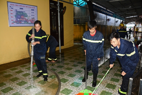 Đoàn Cảnh sát PC&CC ra quân làm vệ sinh tại trường Tiểu học Lý Thường Kiệt